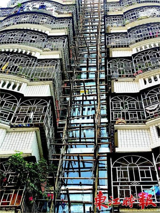  剛加裝的電梯外觀，仍有一些腳手架未拆除。本組圖片《東江時報》記者朱金贊攝 